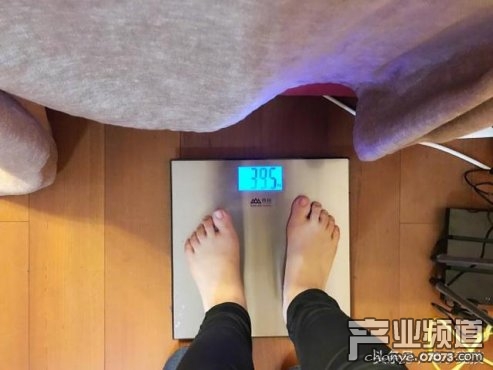 LOL冯提莫晒体重照 网友:胸带了吗?_产业八卦