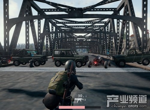 48小时连播主播吃鸡是开挂?百米腰射秒敌人_